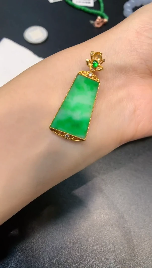 颈饰18K金镶嵌翡翠无事牌