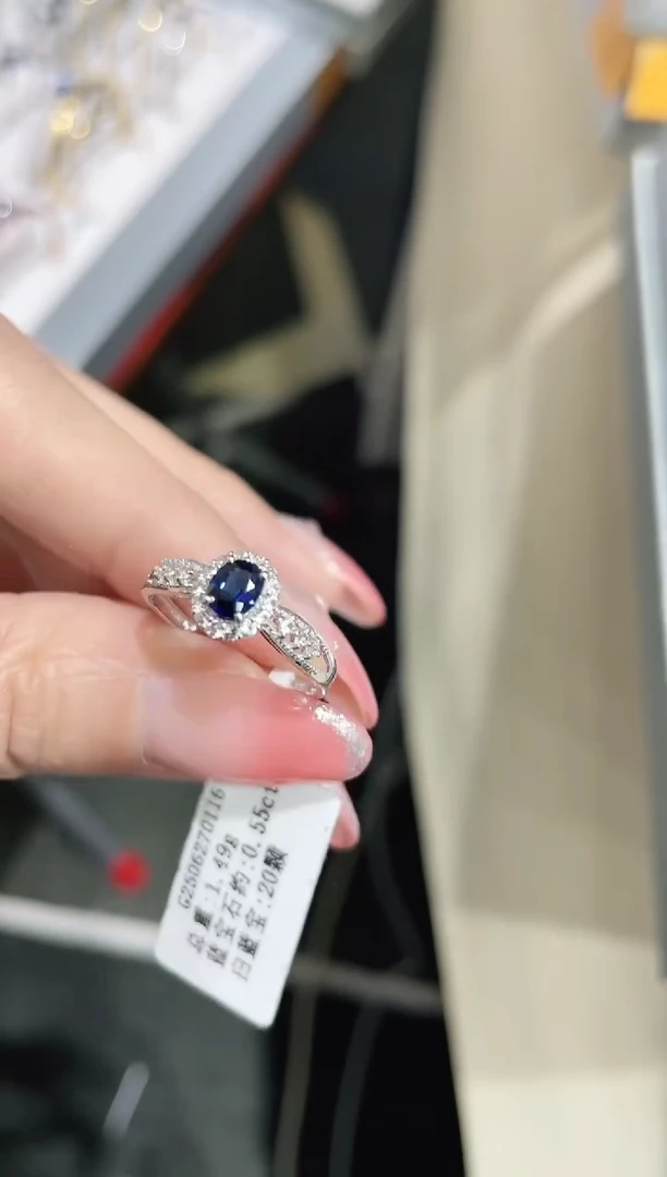 18K金镶嵌天然蓝宝石戒指