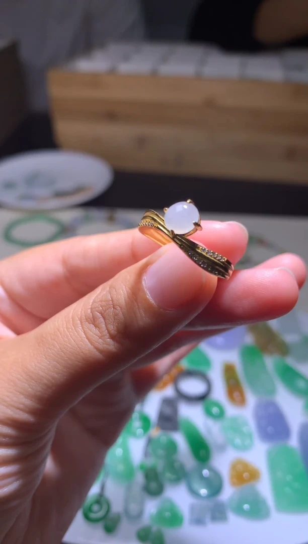 未镶嵌戒指翡翠给****?净货