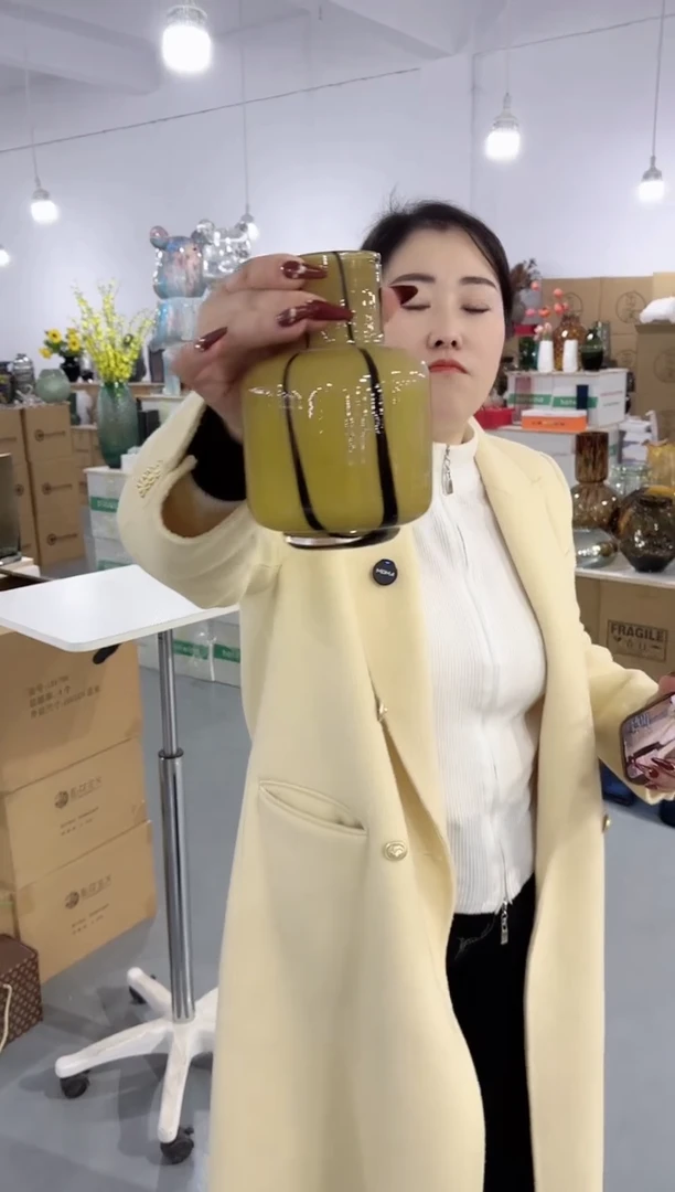 【闪购商品】玻璃唐总花瓶厂-微瑕-6L52