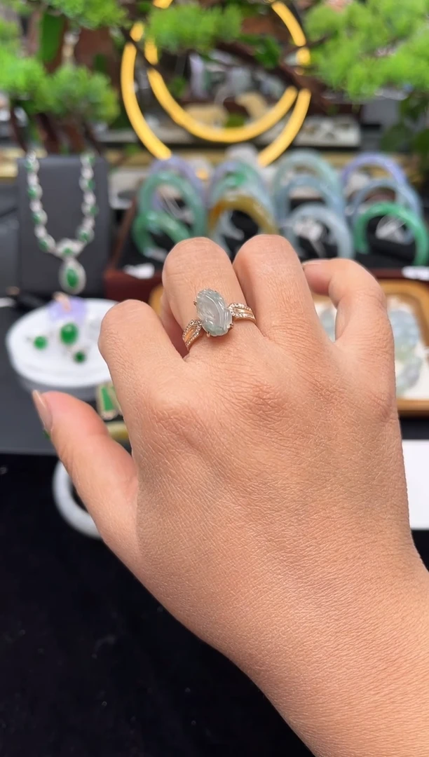 18K金镶嵌戒指翡翠戒指