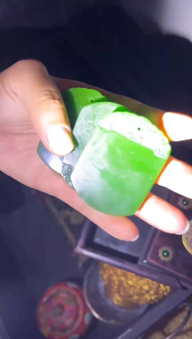 和田玉未镶嵌颈饰和田玉绿无事牌 其中一个给