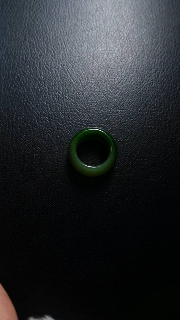 颈饰未镶嵌和田玉扳指