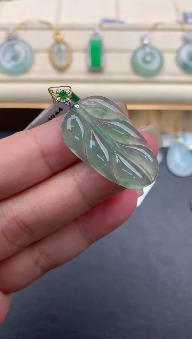 翡翠18K金镶嵌颈饰W250