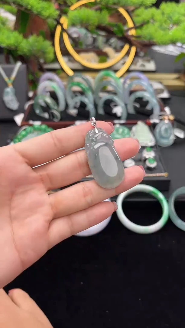 颈饰18K金镶嵌翡翠吊坠