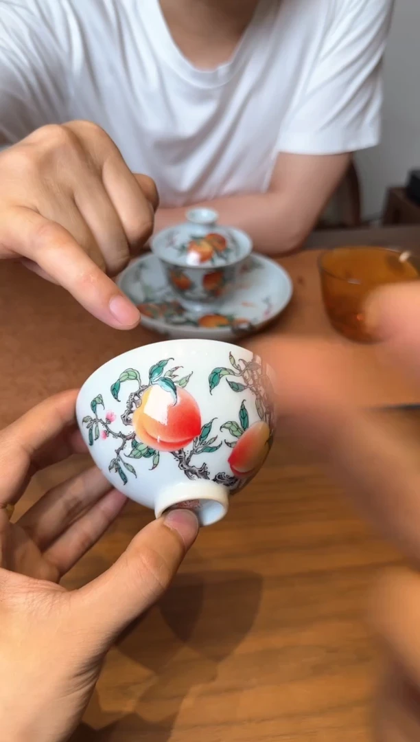 一儒堂 古彩五桃鸡心杯