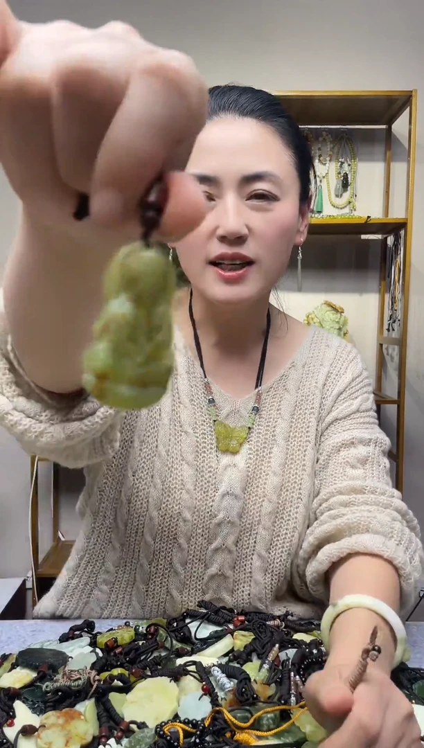 未镶嵌岫玉吊坠`