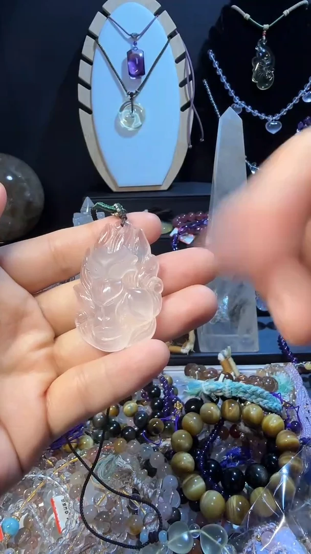 颈饰未镶嵌芙蓉石天然粉水晶吊坠