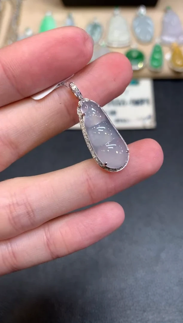 【闪购商品】翡翠颈饰18K金镶嵌福豆【无服务费】