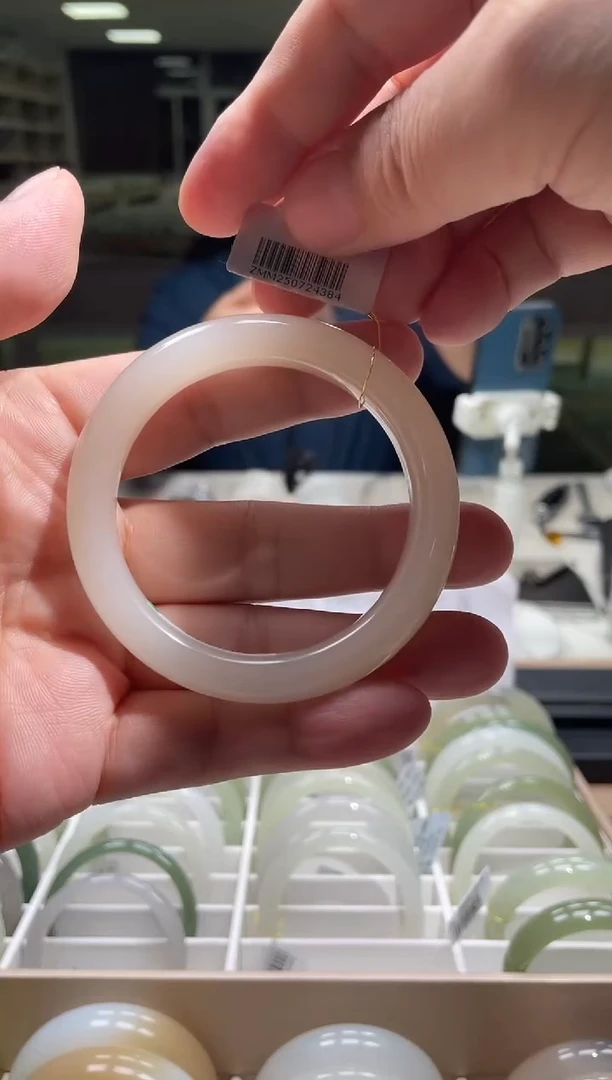 未镶嵌手镯和田玉55-56圈口 4384