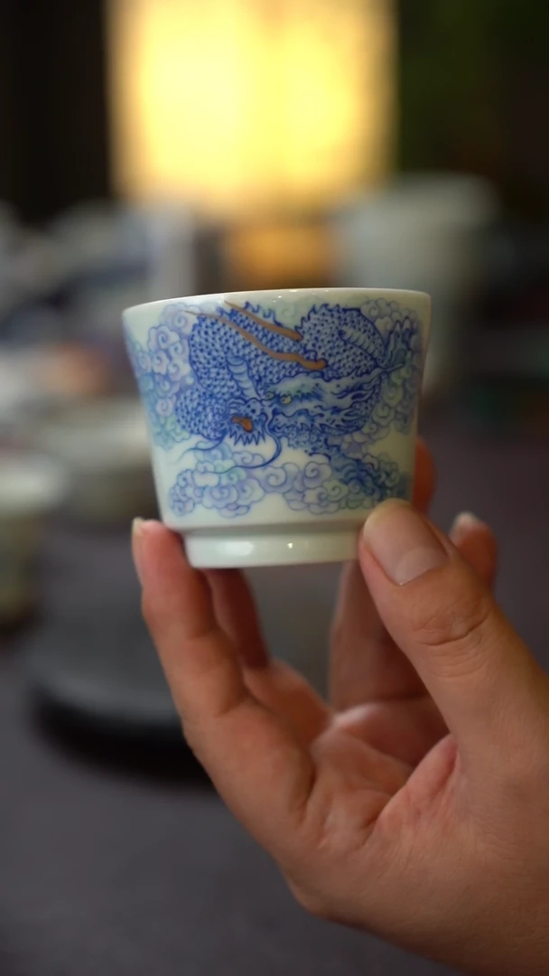 景德镇全手工手绘斗彩龙纹主人杯
