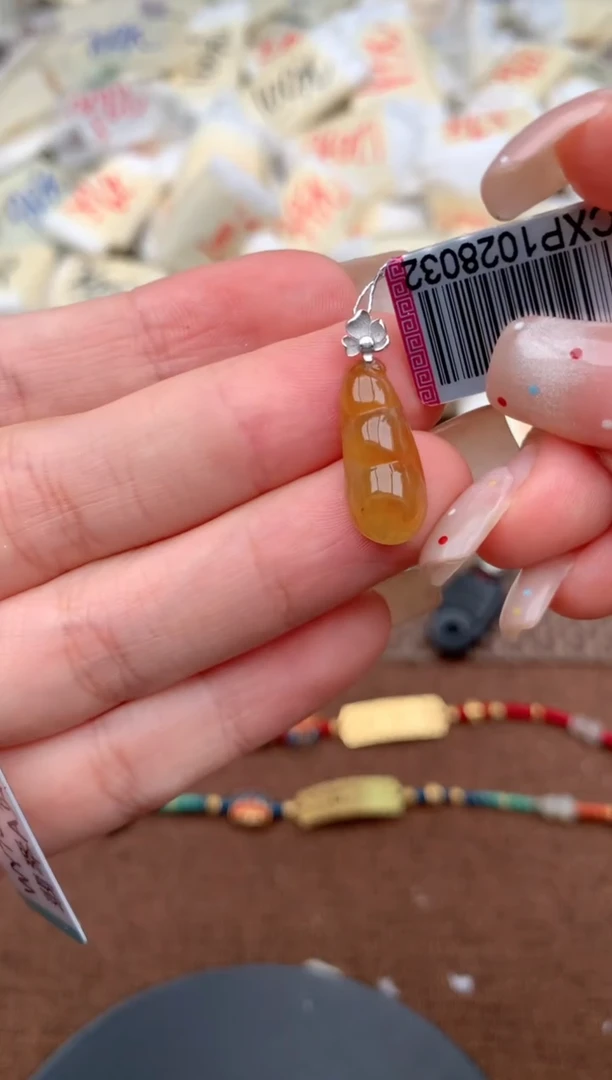 18K金镶嵌挂件翡翠一