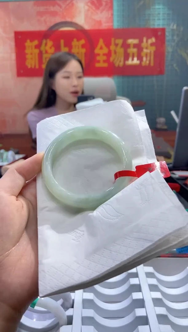 翡翠手镯未镶嵌多人27231