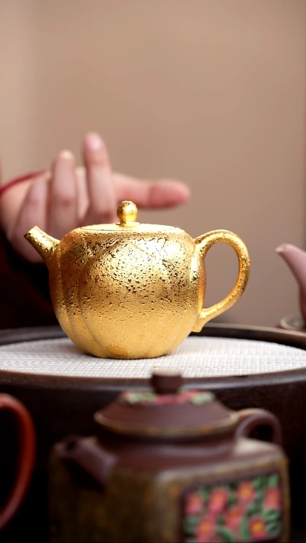 茶壶紫砂鎏金采莲壶