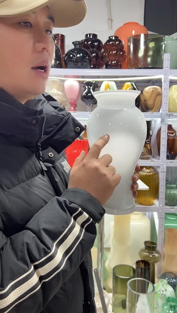 白色美人瓶微瑕介意勿拍
