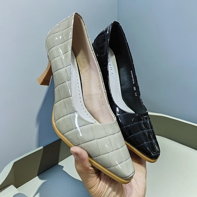 جىڭ خۇرۇم 真皮时尚单鞋正版女鞋方头细跟百搭气质高跟拼色法式