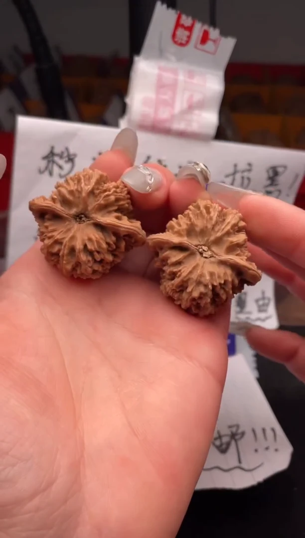 【闪购商品】文玩核桃吊坠110 满天星（练手对） 38