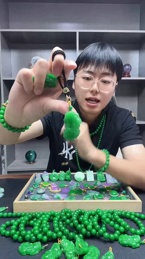 吊坠(赠链)未镶嵌翡翠吊坠