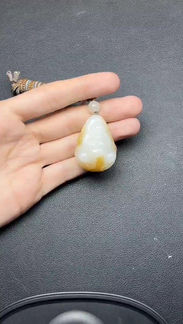 吊坠(赠链)未镶嵌和田玉且末金山微色差吊坠