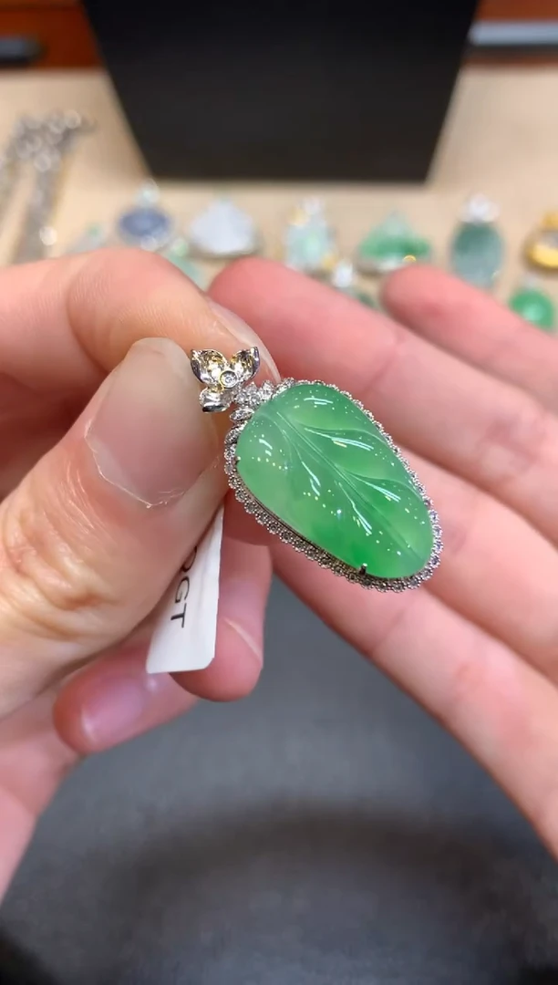 【闪购商品】翡翠颈饰18K金镶嵌叶子【无服务费】