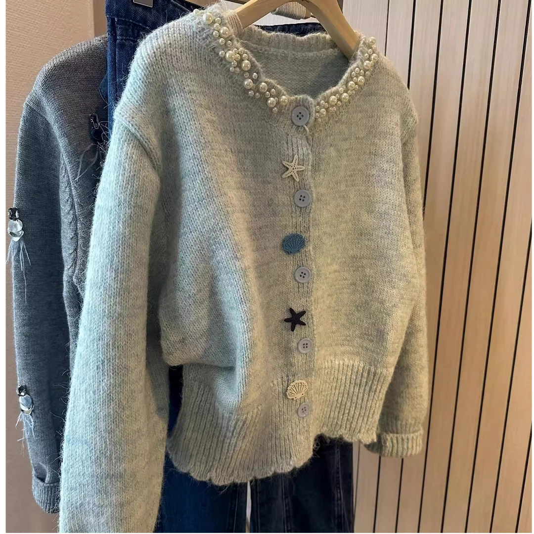 浅蓝色圆领烫钻设计小众针织开衫女2025年秋冬重工海洋贝壳扣毛衣