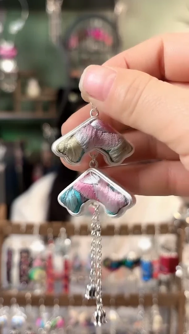 彩云南阁非遗老绣饰品689