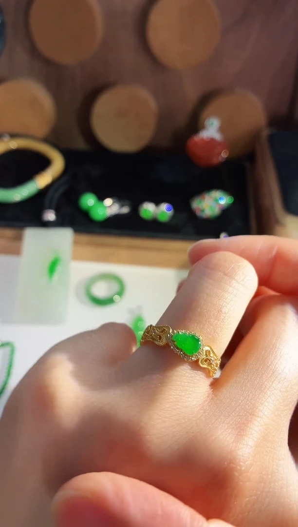 18K金镶嵌戒指翡翠戒指