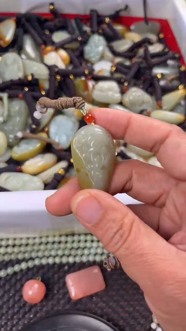 【闪购商品】和田玉颈饰未镶嵌多样性发货没有证书拍一发一有瑕