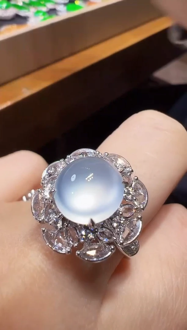 18K金镶嵌戒指翡翠蛋面