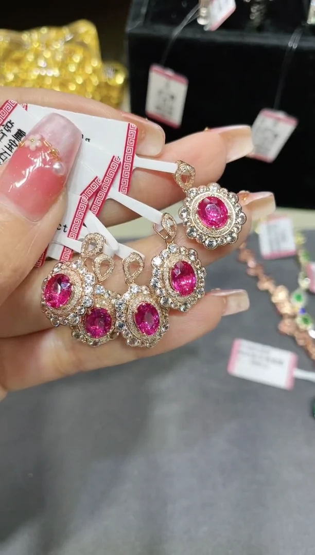 18K金镶嵌无烧红宝石吊坠 多样性发其一