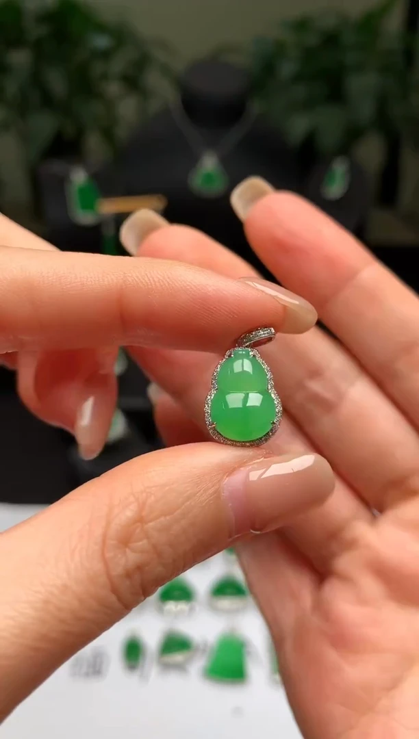 颈饰18K金镶嵌翡翠葫芦