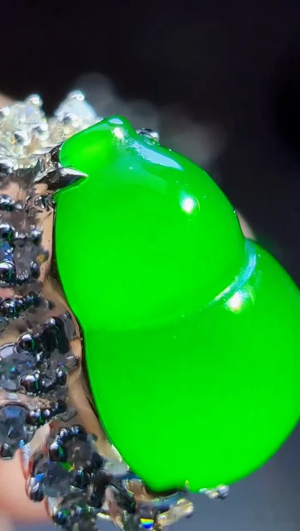 18K金镶嵌戒指翡翠蝉*雨翡翠