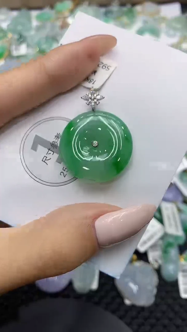颈饰18K金镶嵌翡翠111111111111