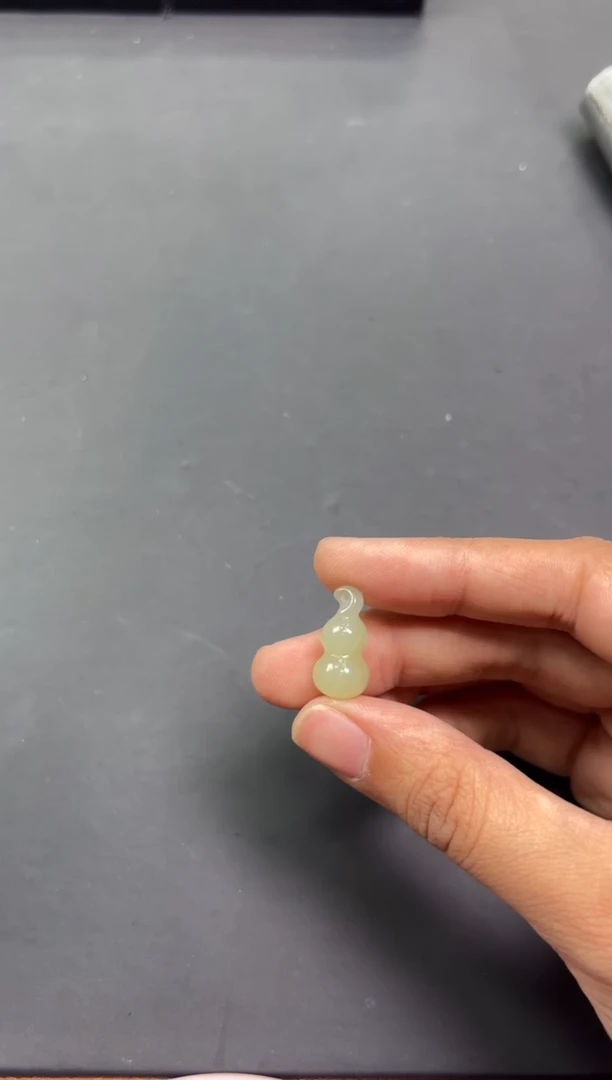【闪购商品】和田玉吊坠(赠链)未镶嵌且末微色差近矿吊坠浅