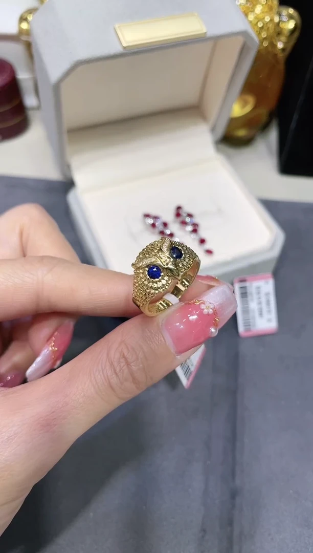 18K金镶嵌蓝宝石戒指