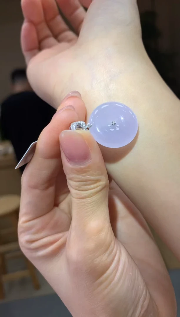 颈饰18K金镶嵌翡翠|不退不换