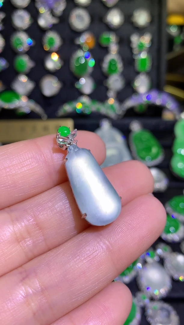 【闪购商品】翡翠颈饰18K金镶嵌玻璃种福豆吊坠