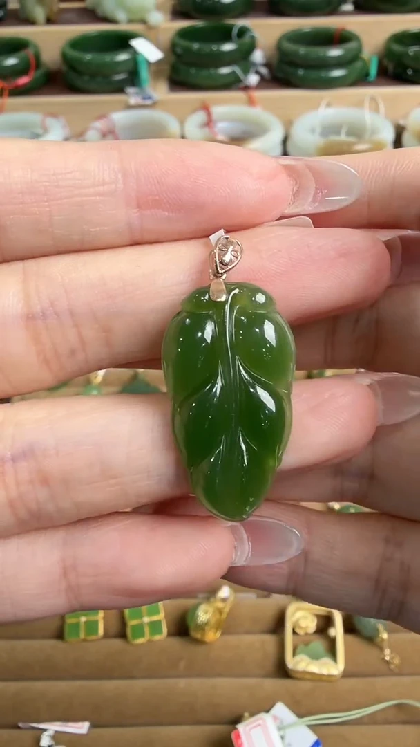 颈饰18K金镶嵌和田玉挂件