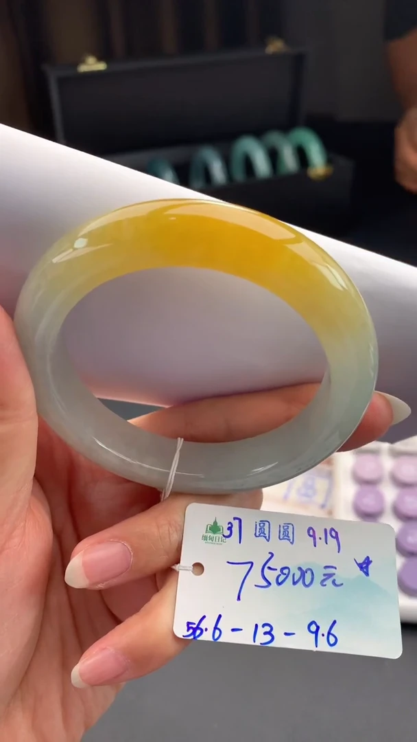 未镶嵌手镯翡翠自带#送人#，联系客服核对地址~