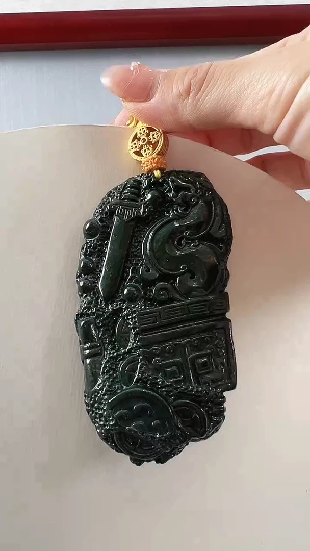 翡翠未镶嵌颈饰八破图
