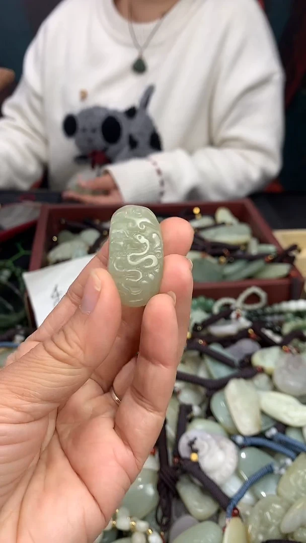 颈饰未镶嵌和田玉（多样性发一件）没有证书有瑕