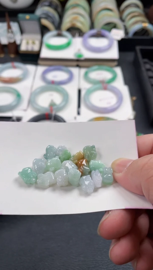 【闪购商品】翡翠颈饰未镶嵌有纹裂