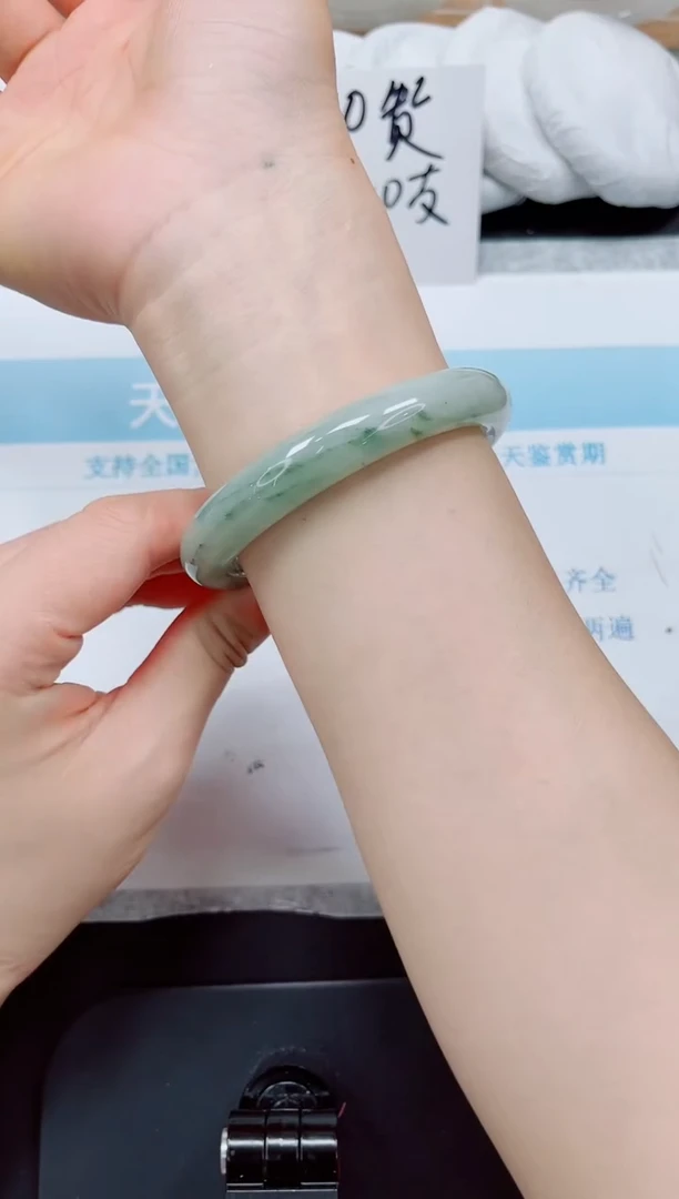 石英质玉手镯未镶嵌23/62.8