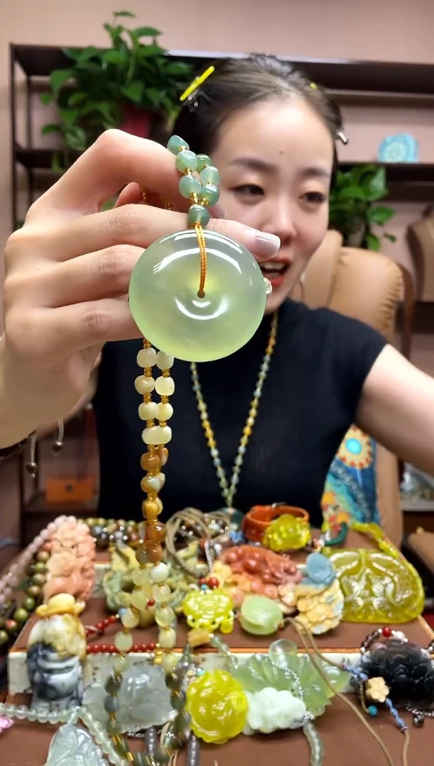 未镶嵌岫玉吊坠多样性发货发其中之一