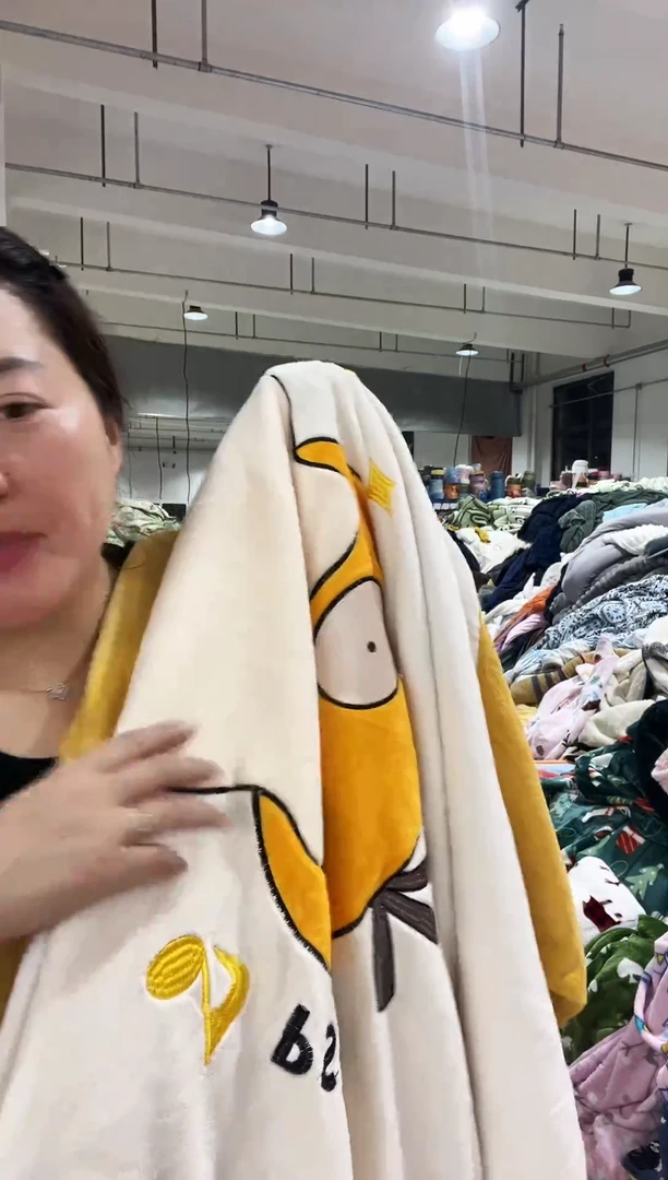 混纺主播手上展示的产品     三件套