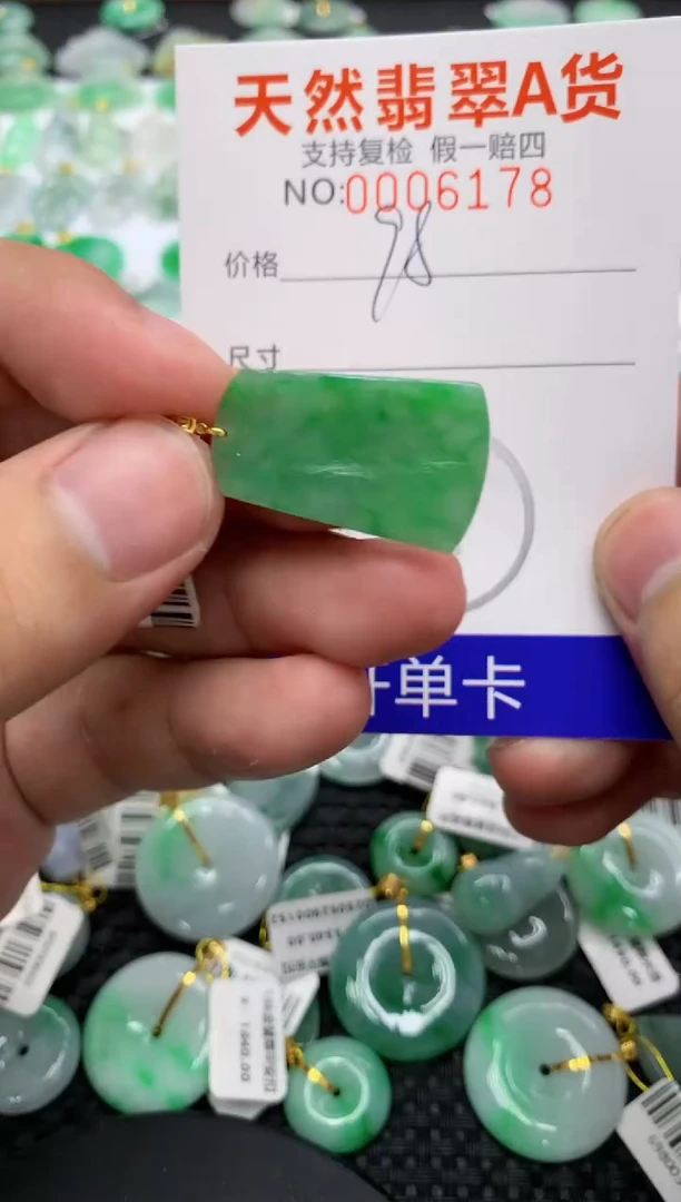 翡翠18K金镶嵌颈饰111111111111