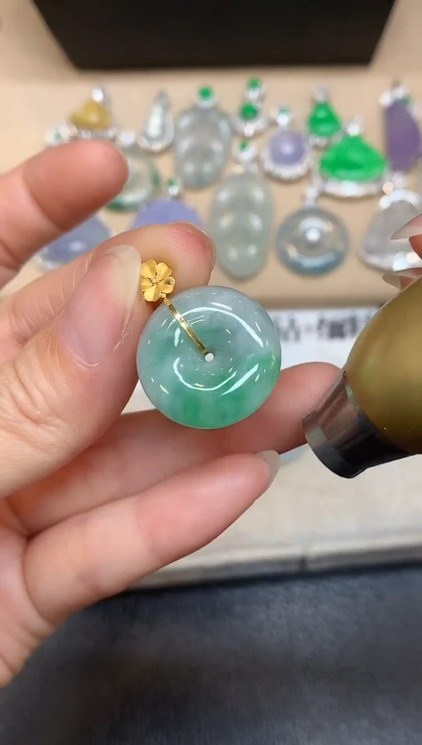 颈饰18K金镶嵌翡翠平安扣【无服务费