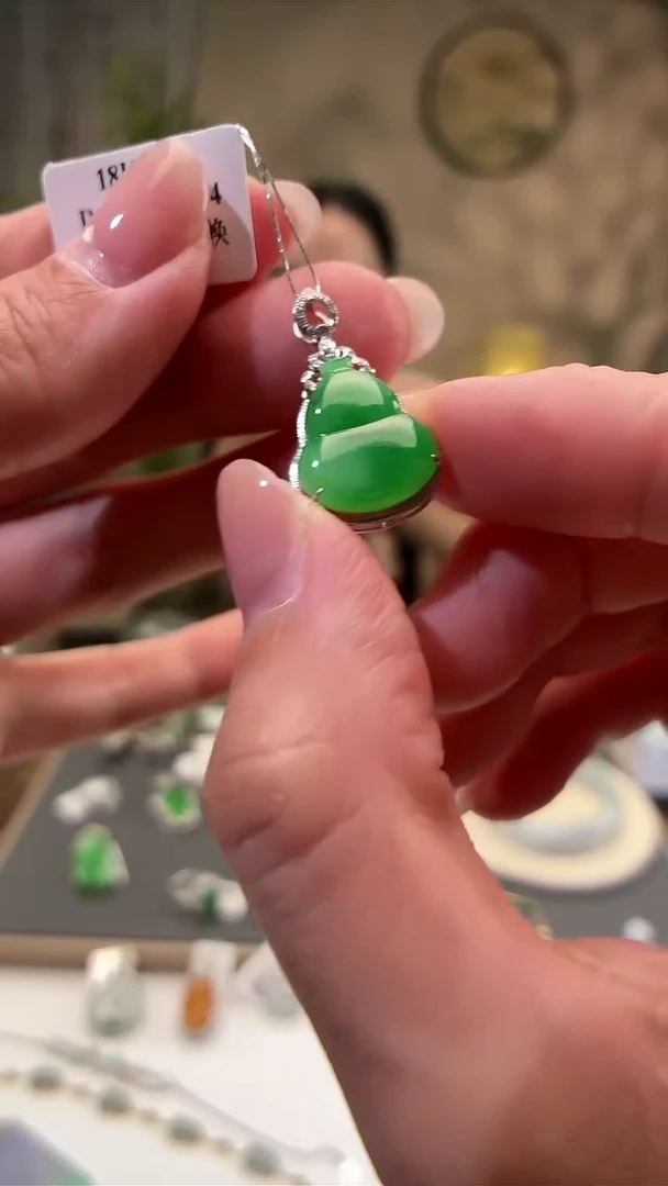 吊坠(不含链)18K金镶嵌翡翠葫芦