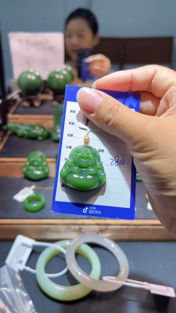 颈饰18K金镶嵌和田玉（碧玉）1