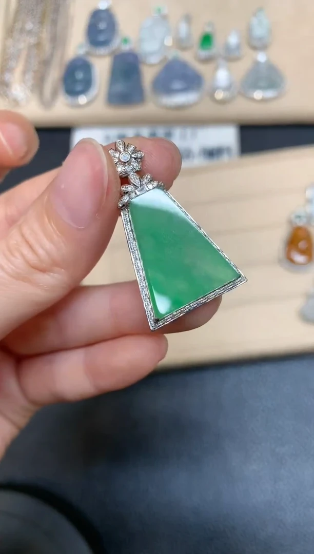 【闪购商品】翡翠吊坠(不含链)18K金镶嵌无事牌【无服务费